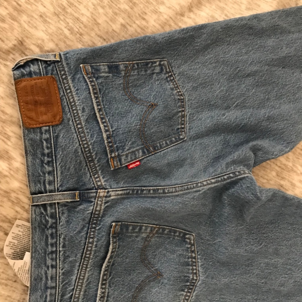Levis - Picture 4 of 8
